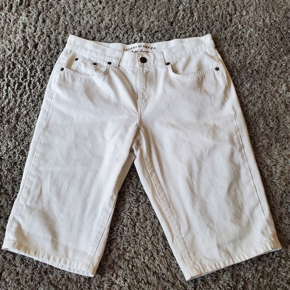 CONSERVATIVE White Bermuda Shorts - Picture 2 of 12
